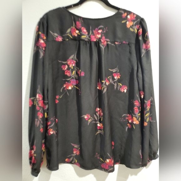 Women's Plus Size Floral Print Long Sleeve V-Neck Covered Button Blouse Ava&Viv - Picture 5 of 7